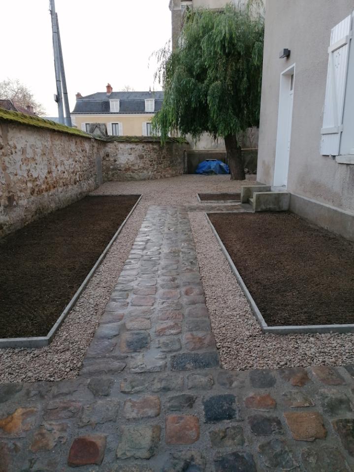 Aménagement d’un jardin avec pavage engazonnement et pose de bordures