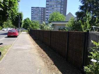 Pose d'un grillage rigide avec brande de bruyère