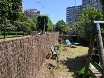 Pose d'un grillage rigide avec brande de bruyère